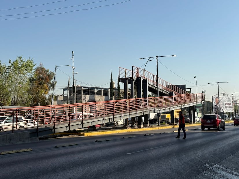 La estructura fue golpeada y dañada el pasado 20 de junio del 2025 por un vehículo de carga con exceso de dimensiones. Foto: Arturo Contreras/ El Universal