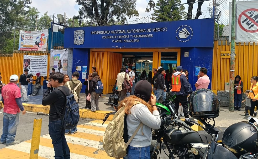 Personal de seguridad de la UNAM supervisó los accesos peatonales y vehiculares del CCH Naucalpan tras las alertas en redes. Foto Gisela González / El Universal