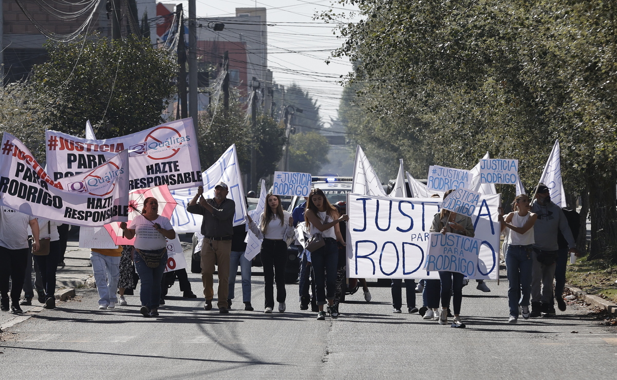 Familiares y amigos marcharon hasta las oficinas de la aseguradora Qualitas exigiendo que la empresa cubra los gastos médicos de Rodrigo. Foto: Jorge Alvarado / El Universal Estado de México