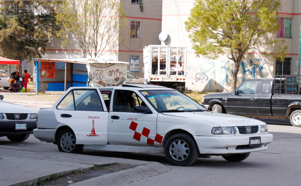Taxistas de Toluca protestan por cambio de cromática 