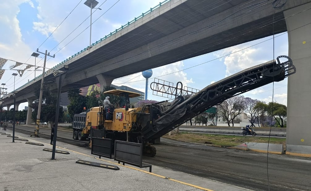 Cuadrillas de la Junta de Caminos estatal aplicaron diariamente 2 mil 800 toneladas de mezcla asfáltica para renovar 108 kilómetros de carriles. Foto Especial