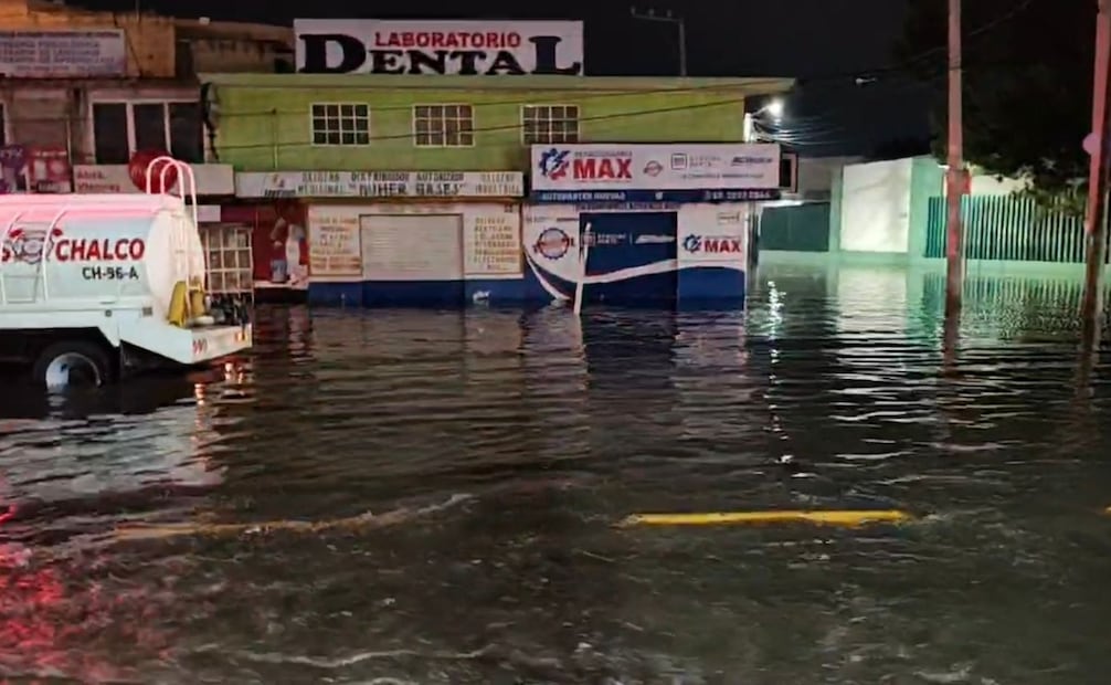 Personal de ODAPAS retira desechos de las coladeras en la calle Niños Héroes para agilizar el desfogue. Foto Especial