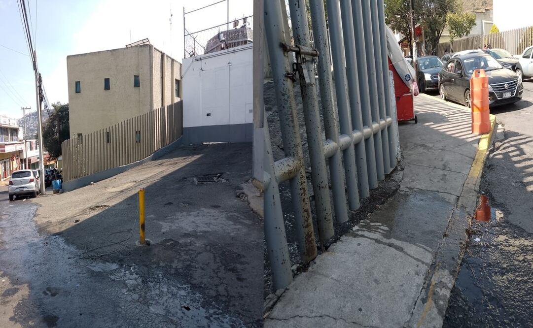 La fuga de agua sale del penal de Barrientos y corre por la calle como si fuera río. Foto: Rebeca Jiménez / El Universal Estado de México