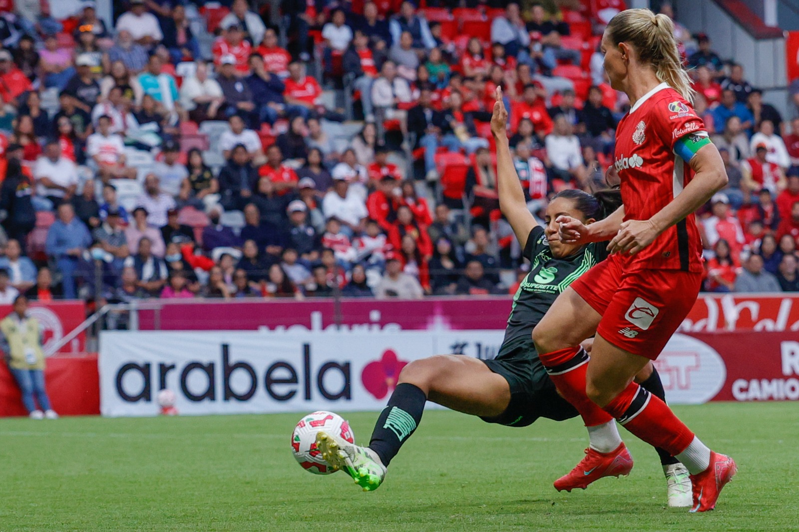 Toluca presionó desde el inicio, con Michaela Abam generando peligro al minuto 1. Foto Arturo Hernández