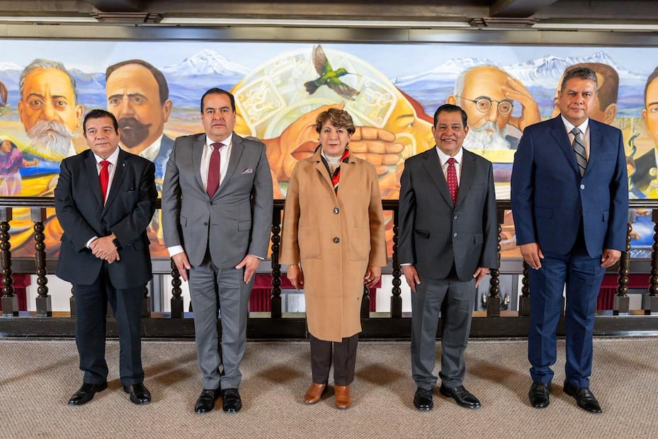 La gobernadora Delfina Gómez toma protesta a Juan Hugo de la Rosa (Movilidad), Joel González (Junta de Caminos), Leo Larraguivel (Registro Civil) y David Silva (IFREM). Foto Especial