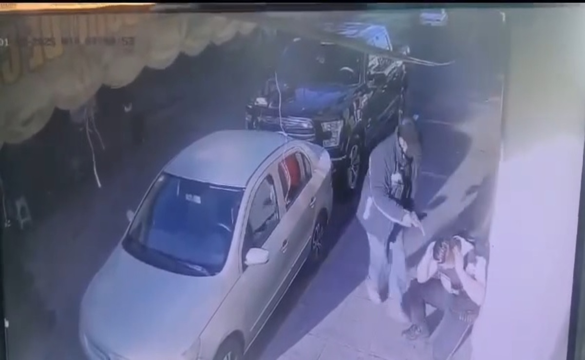 VIDEO: Asaltan a custodios en un banco a plena luz del día en Santiago Tianguistenco