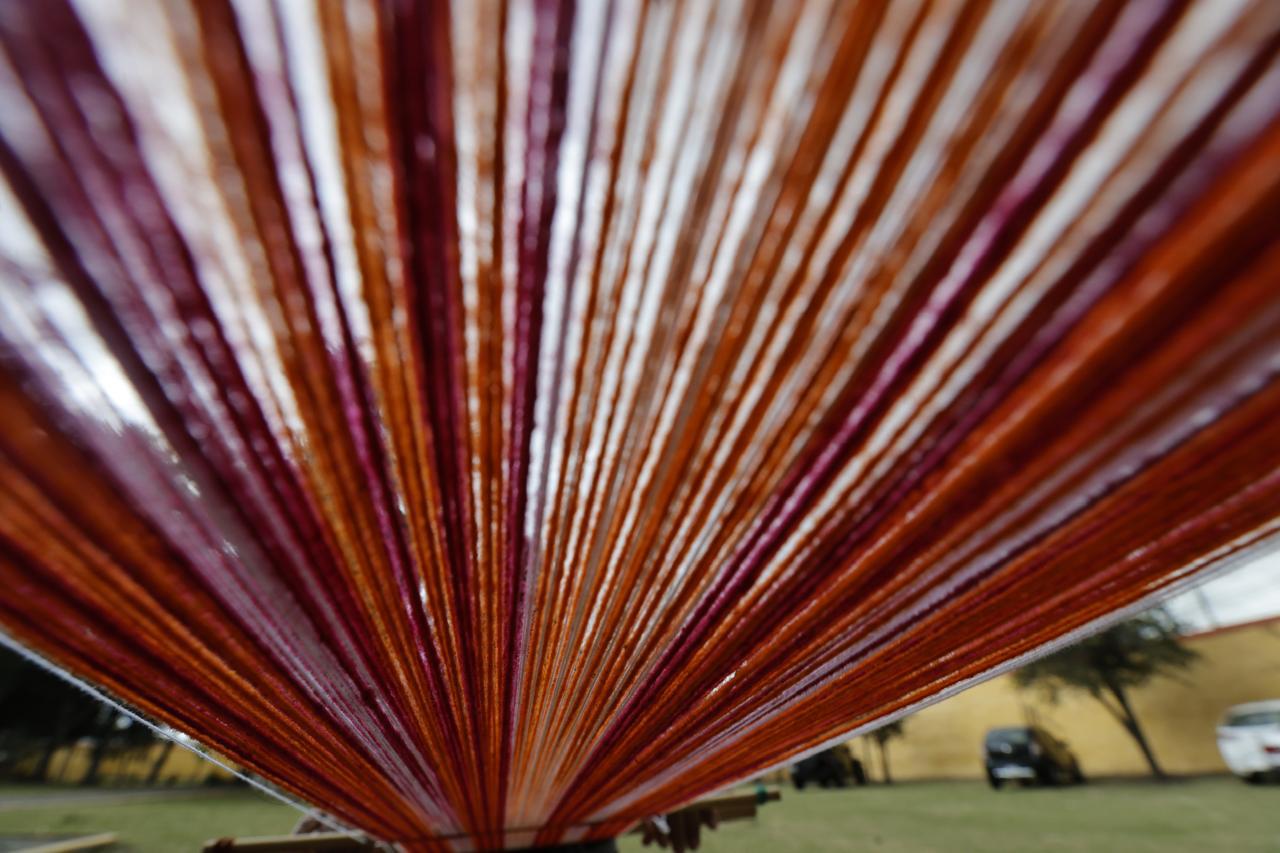 Con cada hilo tejido, Reyna Rayón no solo crea prendas, sino que perpetúa una tradición otomí y empodera a otras artesanas. Foto Jorge Alvarado
