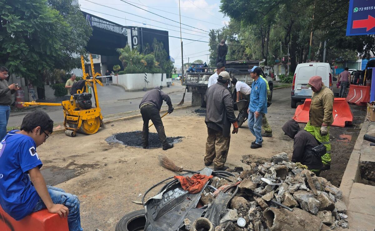Socavón en Naucalpan es reparado tras afectar al menos a cinco vehículos