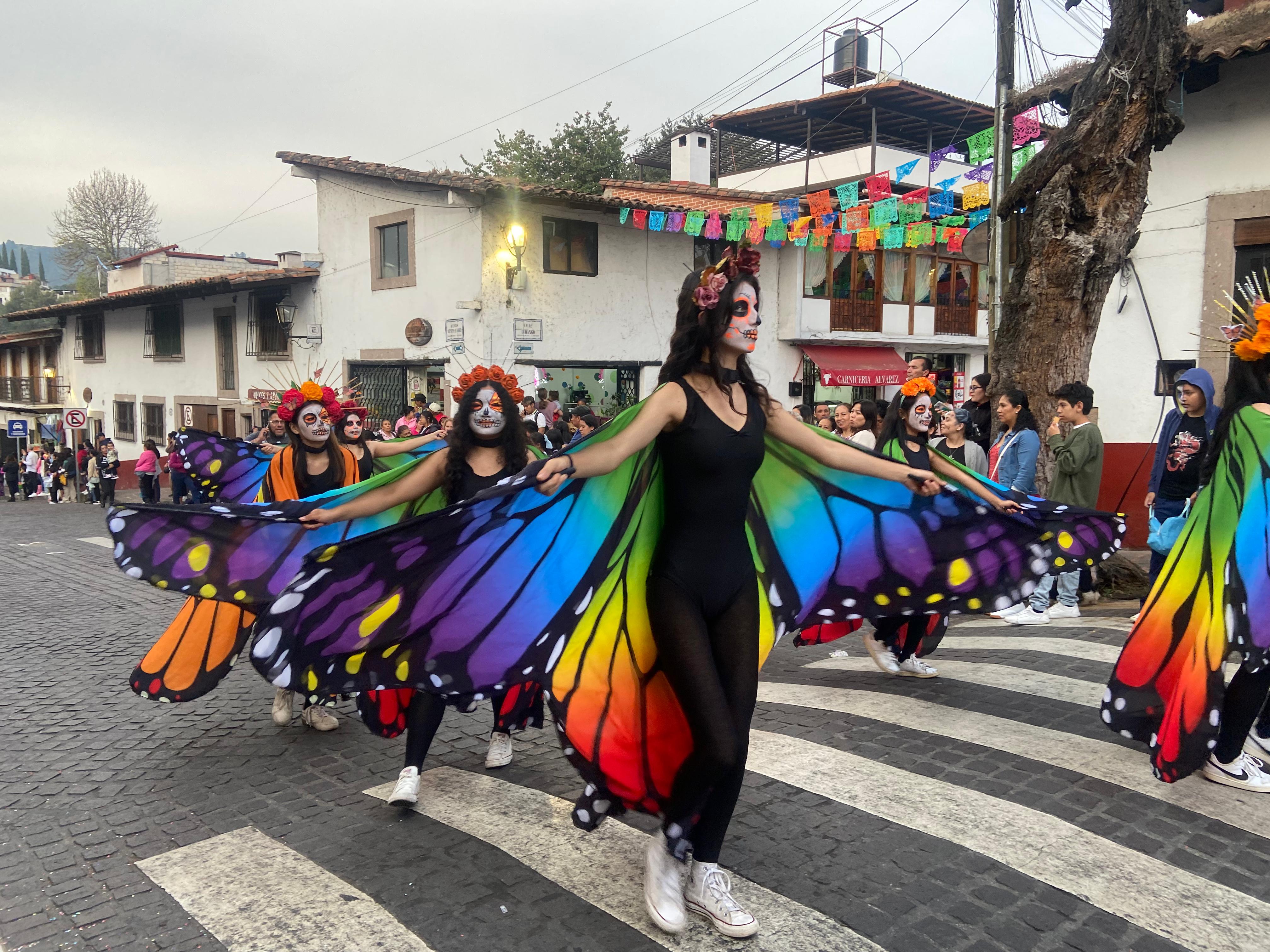 Catrines, música y color: Así se vivió el desfile en Valle de Bravo
