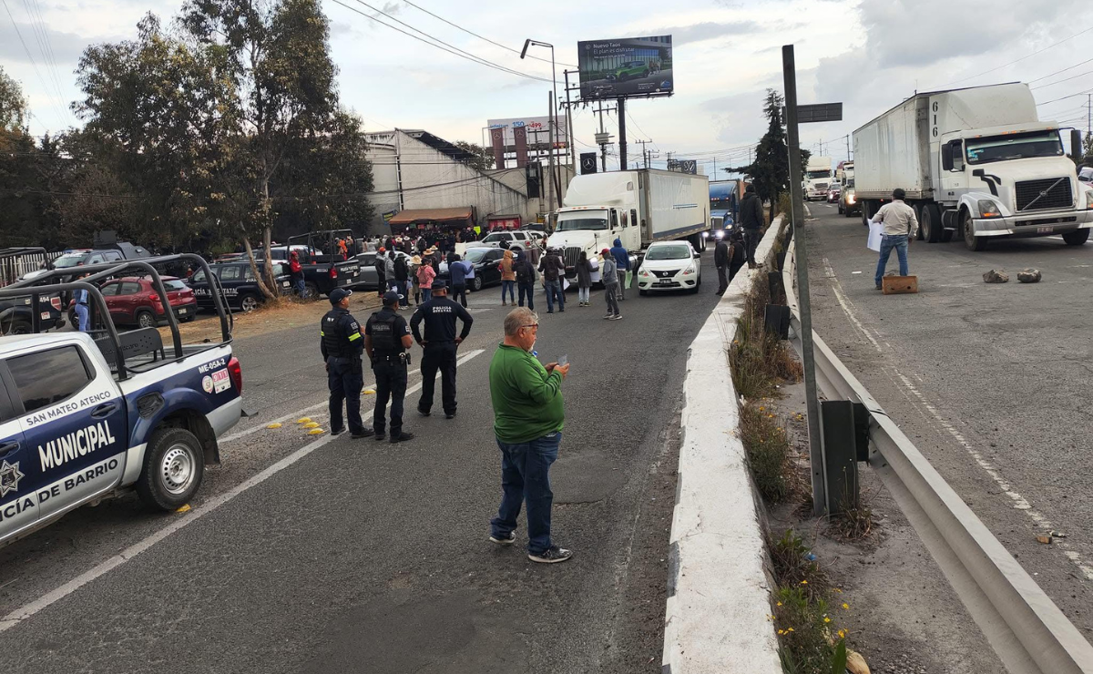 Familiares de taxistas protestan frente al Ministerio Público en Lerma Foto: Especial