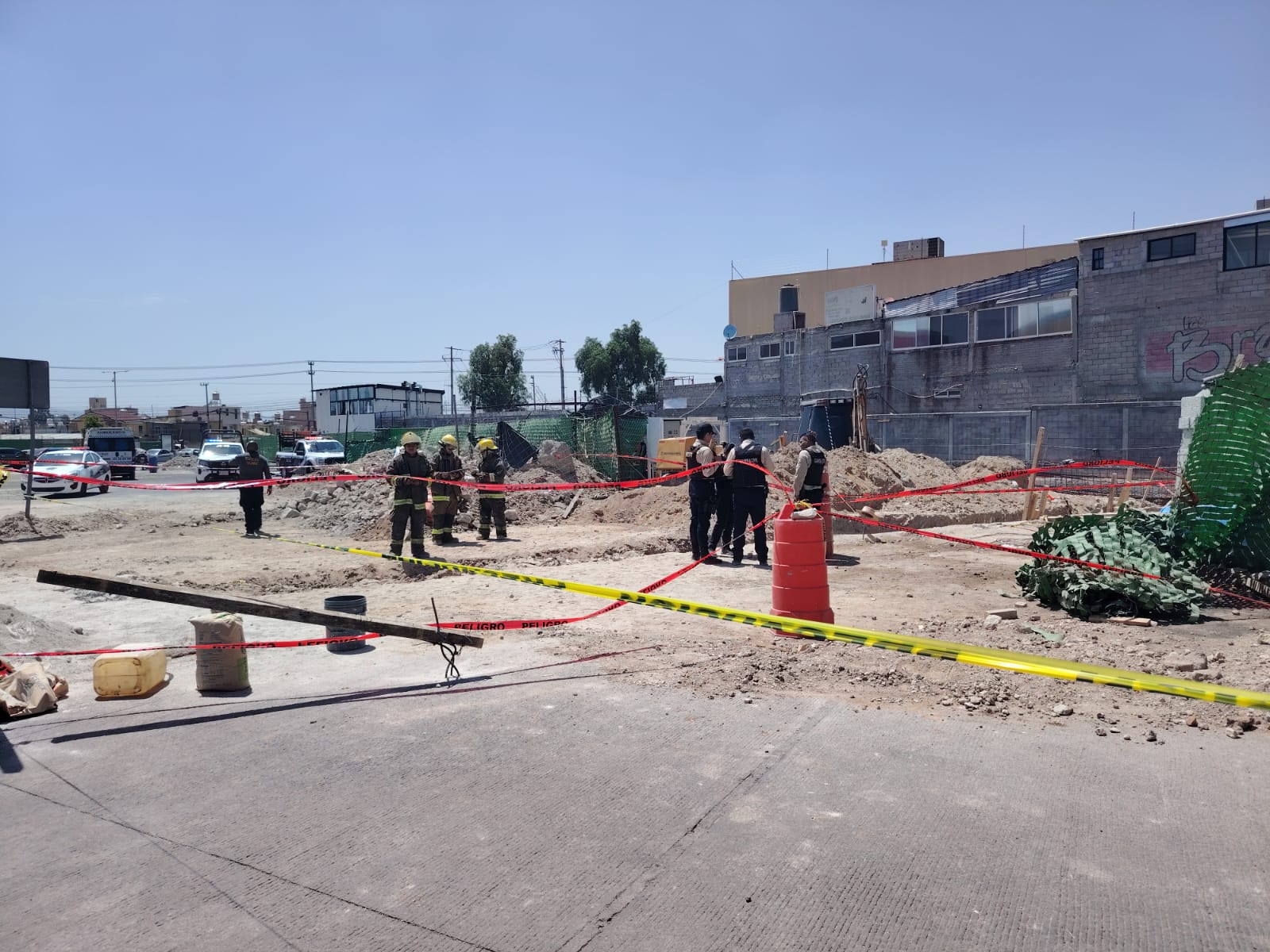 Mientras trabajaba en un cárcamo, un talud se derrumbó, provocando que un muro lo sepultara en una zanja. Foto Especial