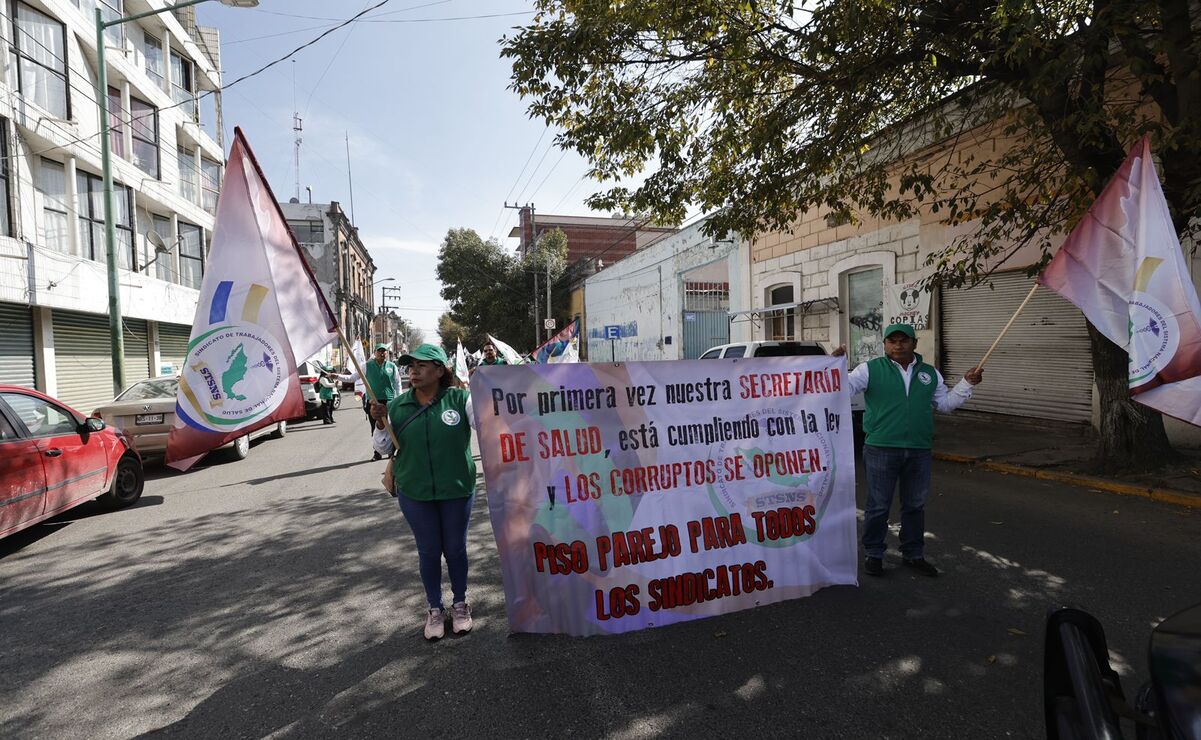 Alrededor de 80 trabajadores del Sindicato de Trabajadores del Sistema Nacional de Salud Sección 35 del Estado de México, se manifestaron en Toluca. Foto: Jorge Alvarado