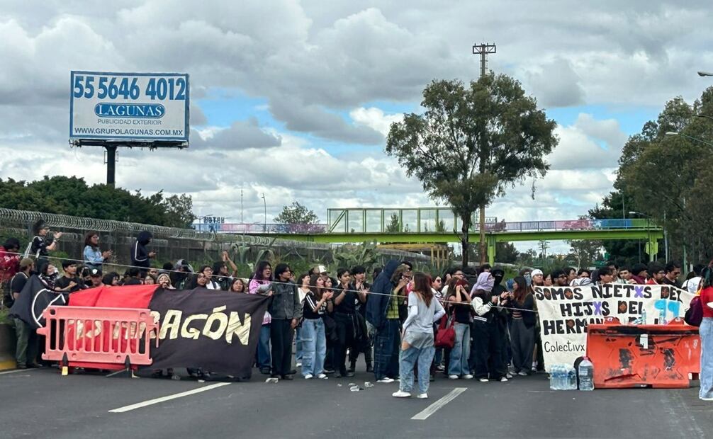 El bloqueo afectó los carriles centrales y laterales con dirección a Periférico Oriente, conectando Nezahualcóyotl y Ecatepec con la CDMX. Foto Especial