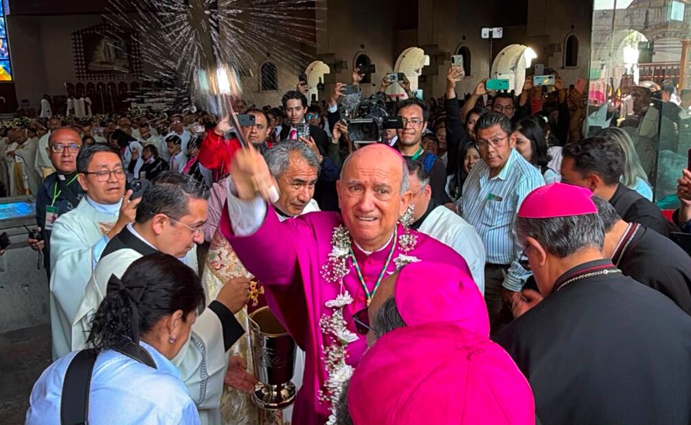 Monseñor José Guadalupe Torres Campos camina rodeado de fieles y autoridades durante su llegada a la Catedral del Sagrado Corazón de Jesús en Ecatepec. Foto Especial