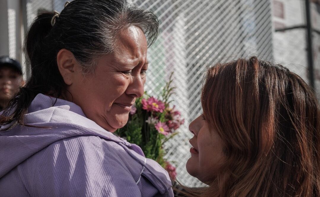 Lucía sale de la prisión con una sonrisa de alivio y esperanza, lista para comenzar un nuevo capítulo en su vida / Foto: Yaretzy Osnaya