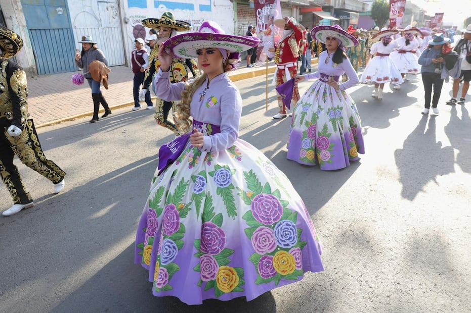 Cerca de 50 mil personas se dieron cita en los pueblos originarios para presenciar el recorrido de 5.5 kilómetros encabezado por la Reina del Carnaval, Esmeralda Buendía. Foto Emilio Fernández / El Universal