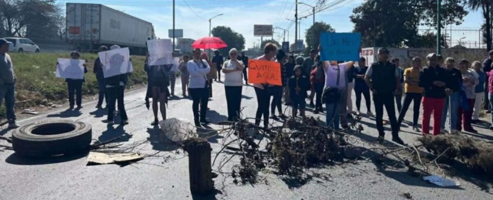 Por esta protesta para exigir el suministro de agua potable en Valle de la Hacienda, hay carga vehicular sobre la México-Querétaro, con dirección al sur. Foto: especial