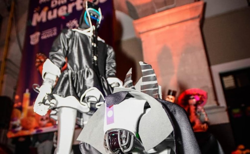 Los androides Ceci y K5 también formaron parte de las actividades de Día de Muertos. Foto especial