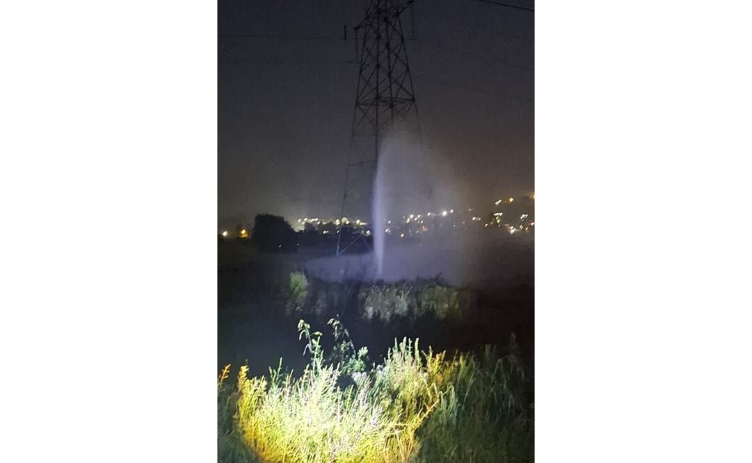 El huachicoleo del combustible provocó una fuga que brota de un ducto de Pemex localizado en la periferia de la carretera Otumba–Ciudad Sahagún. Foto: Especial