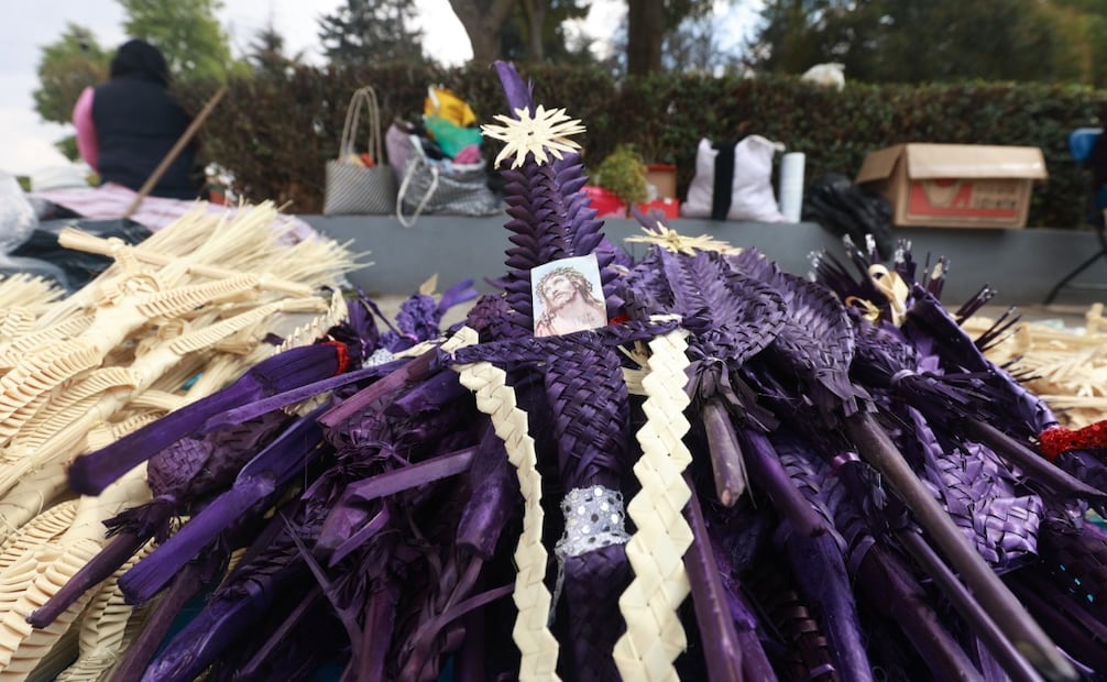 La oferta artesanal en Toluca atrae a cientos de fieles que buscan anticiparse a las celebraciones litúrgicas. Foto Alejandro Vargas / El Universal