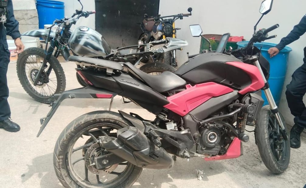 Droga y motocicletas decomisadas a la célula delictiva en la colonia Pueblo Nuevo. Foto Especial