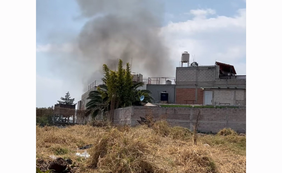 Explosión en taller clandestino de pirotecnia en Tultepec, Barrio San Martín. Un hombre resultó herido y el inmueble sufrió graves daños. Foto: Especial