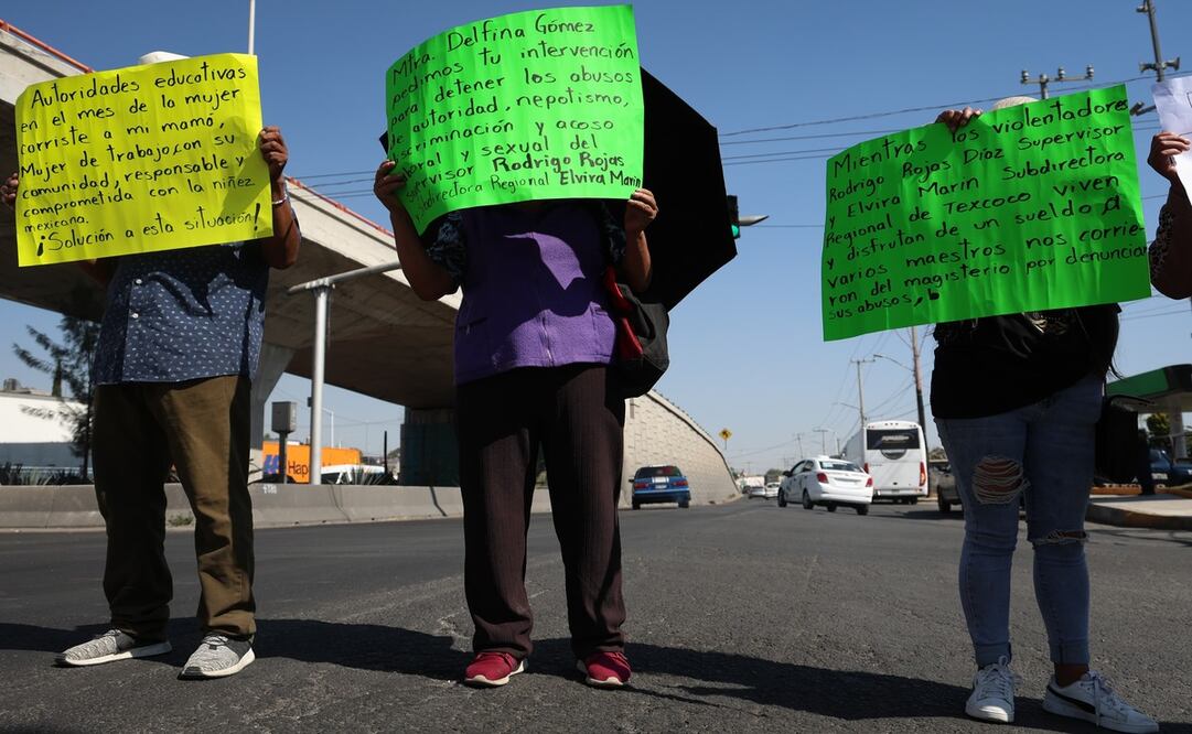 El grupo de maestros se apostaron en la vialidad que conecta a varias comunidades de Texcoco con la zona nororiente del Valle de México. Foto: Luis Camacho | El Universal Estado de México