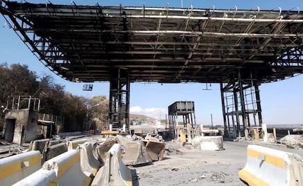 Permanece calcinada la caseta de cobro de la Chamapa-Lechería tras explosión de pipa