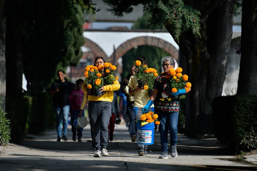 Las flores de cempasúchil inundaron los panteones. Foto Arturo Hernández y Luis Camacho