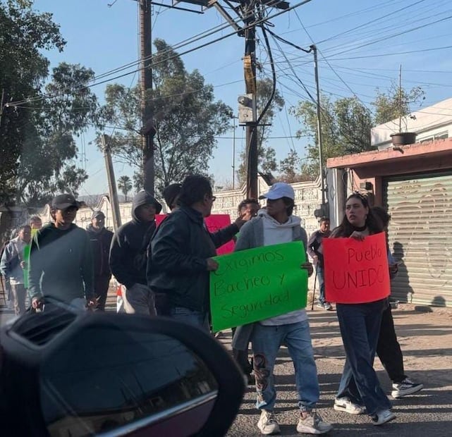Los cerca de 20 pobladores de la comunidad referida, mostraron cartulinas a los automovilistas, a la altura del crucero de Lechería. Foto: especial