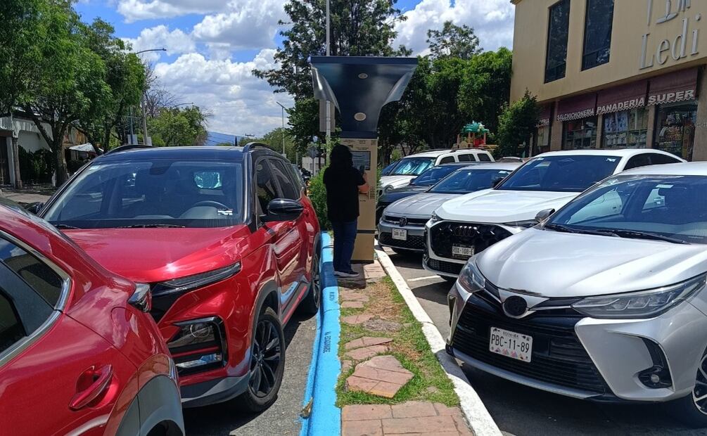 Automovilistas que se estacionan en los cajones marcados ya no reciben multas por parte de la policía municipal. Foto Gisela González / El Universal