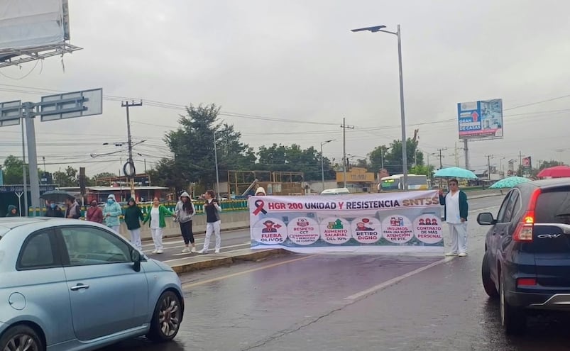 Trabajadores del IMSS bloquean vialidades en Naucalpan y Tecámac