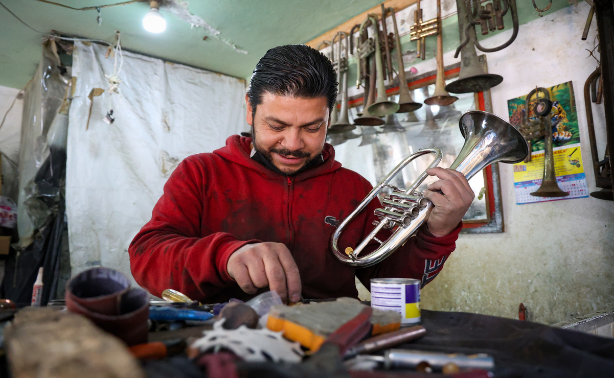 Demetrio comenzó a ejercer este oficio hace 20 años en su tierra natal poblana, y fue hace aproximadamente 15 años que mudó su vida a Ecatepec. Foto: Luis Camacho | El Universal Estado de México