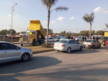 Estalla conflicto en Zumpango: Transportistas bloquean vialidades tras clausura de mina en zona protegida