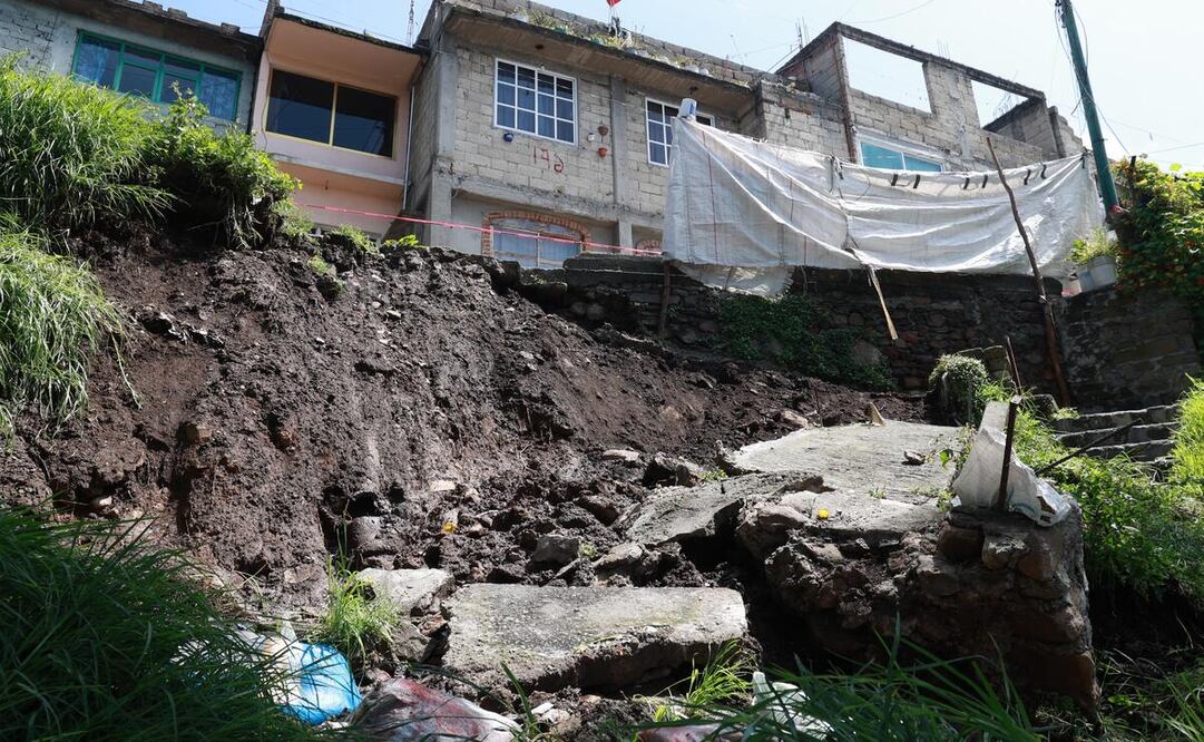En Paseo Matlazincas se registró un deslizamiento de tierra / Foto Alejandro Vargas