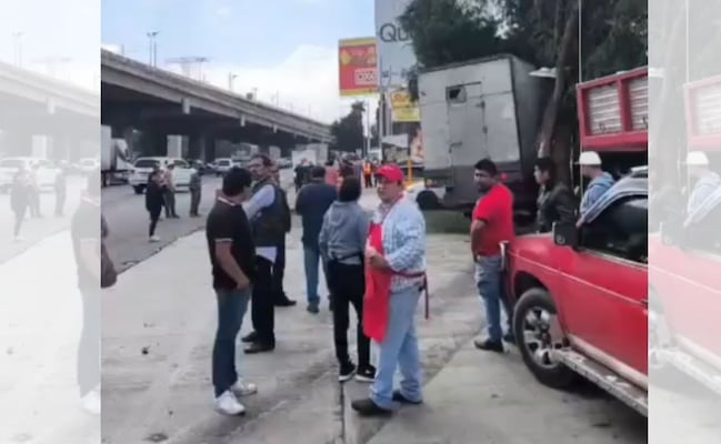 Camión de carga se queda sin frenos y colisiona con varios autos en la México-Toluca