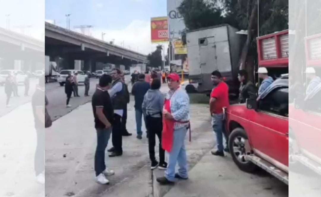 Tráiler de carga involucrado en la falla mecánica que afectó a múltiples vehículos particulares. Foto Especial