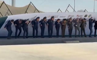 Cae mampara sobre funcionarios y la gobernadora en evento de Zumpango