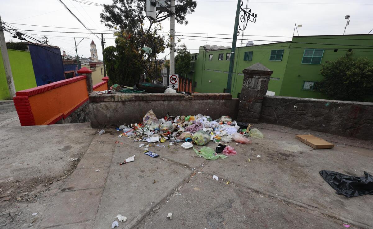 Serán sancionados con arresto de 12 a 36 horas y una multa de 2 mil 262 a 5 mil 657 pesos, a quienes sean sorprendidos tirando basura en Toluca. Foto: Alejandro Vargas / El Universal Estado de México