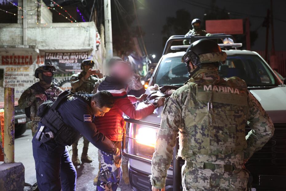 Personal de Protección Civil inspecciona tanques de gas y extintores en tianguis para evitar incidentes durante las cenas de fin de año. Foto Especial