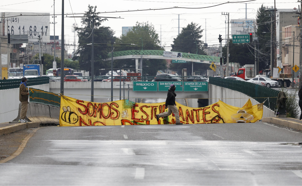 Estudiantes de Arquitectura de la UAEMéx bloquean Paseo Tollocan en Toluca, protestando contra una supuesta "votación amañada" para el regreso a clases. Foto: Arturo Hernández