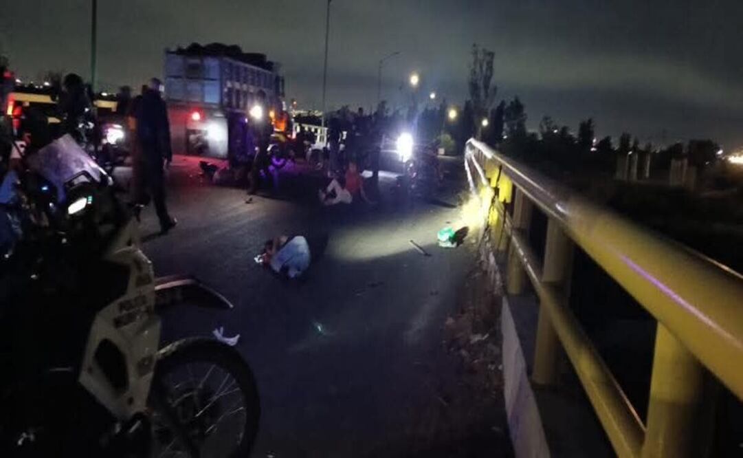 La noche de ayer se registró un choque entre dos motocicletas que circulaban sobre el puente vehicular de Periférico Oriente. Foto: Especial