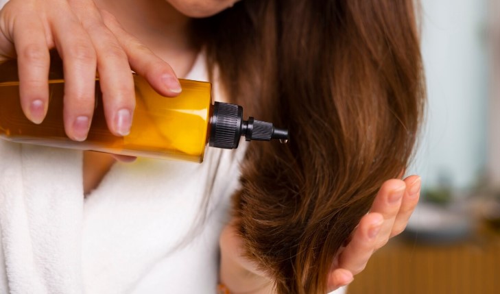 Una de las finalidades de usar aceites en el cabello es nutrirlo. Foto Especial