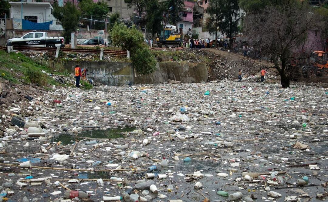 Arrojar desechos en vía pública provoca daños al medio ambiente / Foto: Especial
