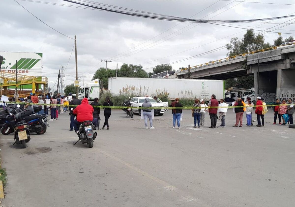 Residentes de Ecatepec se manifiestan bloqueando carretera por suministro de agua inadecuado.