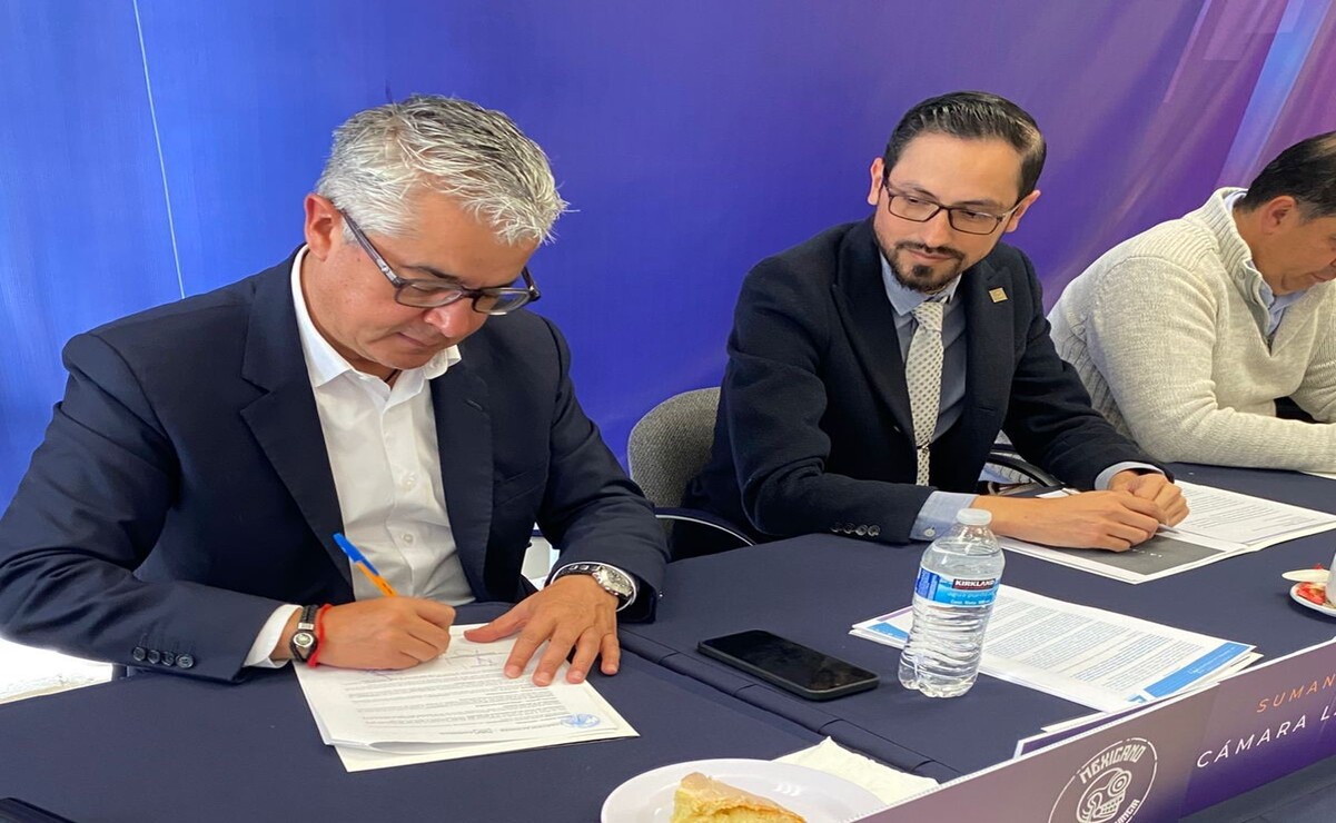 Firma de convenio entre CANACO SERVyTUR y el Servicio Postal Mexicano. Foto: Especial