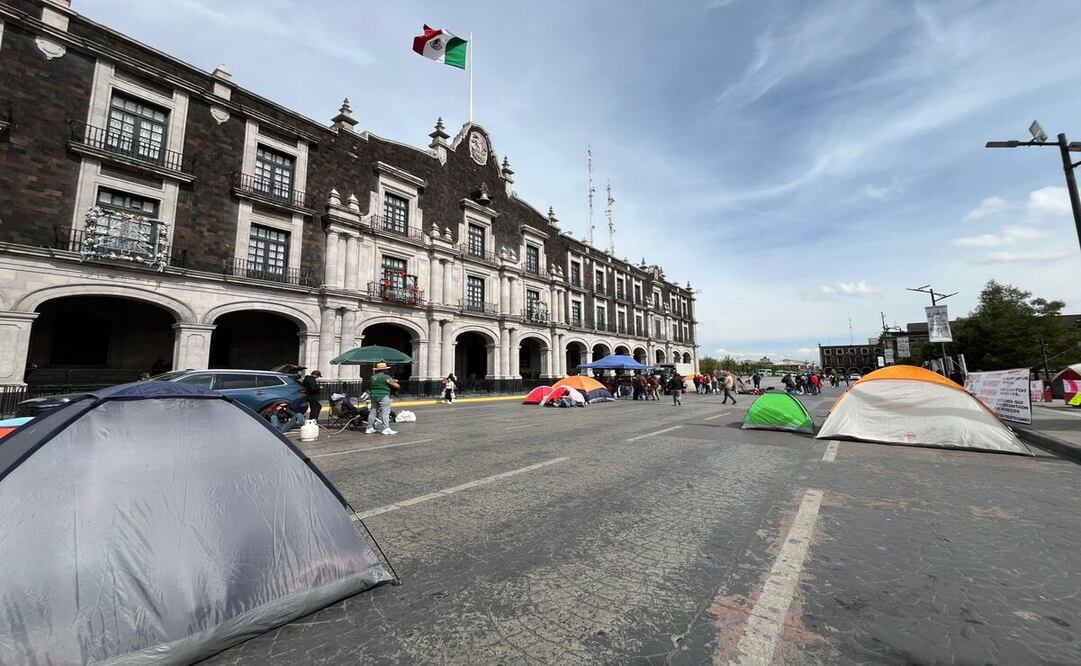 Los trabajadores de Ecatepec arribaron al centro de Toluca a las 9:00 de la mañana / Foto Karen Aldama