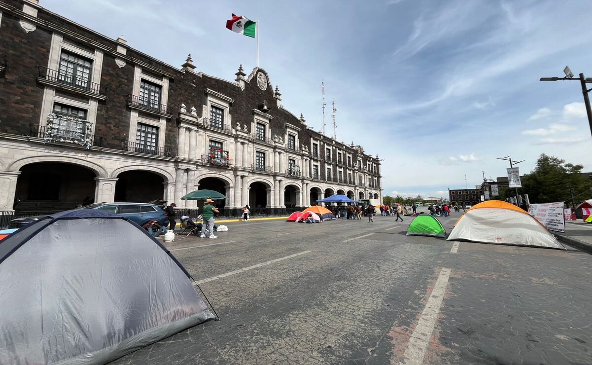 Los trabajadores de Ecatepec arribaron al centro de Toluca a las 9:00 de la mañana / Foto Karen Aldama