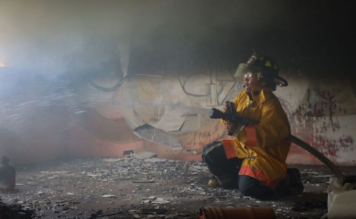 En el inmueble fue localizado un hombre en aparente estado de intoxicación, que fue rescatado tras el incendio. Foto: Especial