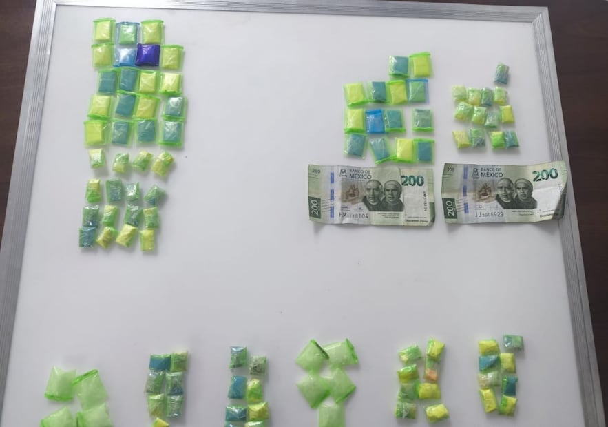 Aseguran 102 dosis de sustancias con características de droga. Foto especial